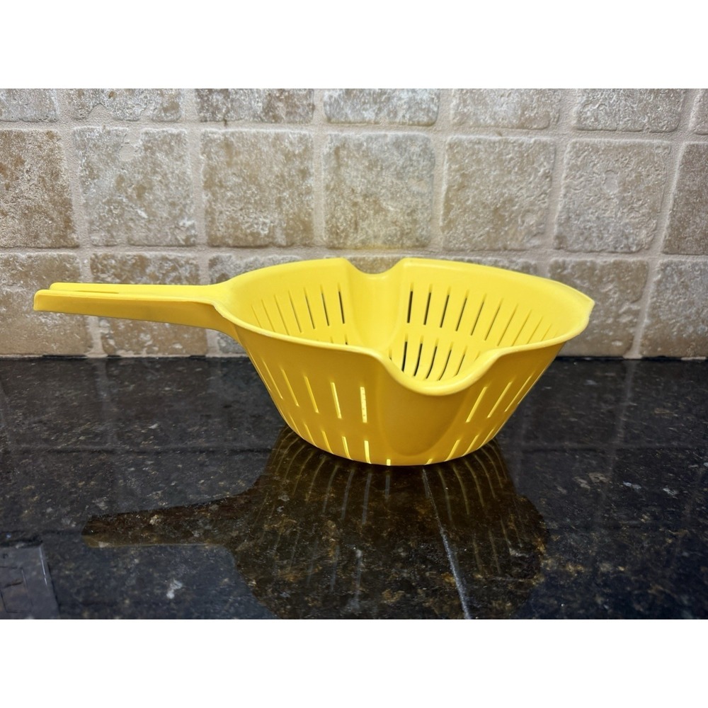 Vintage Rubbermaid Yellow Plastic Colander Strainer Kitchen Retro USA